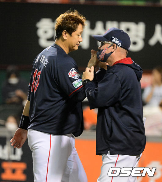 경기를 마치고 롯데 서튼 감독과 이대호가 승리를 기뻐하고 있다. 2022.09.30 /jpnews@osen.co.kr