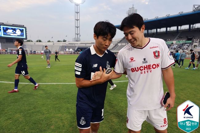 [사진] 왼쪽부터 이랜드 김정환과 부천 김준형 / 한국프로축구연맹.