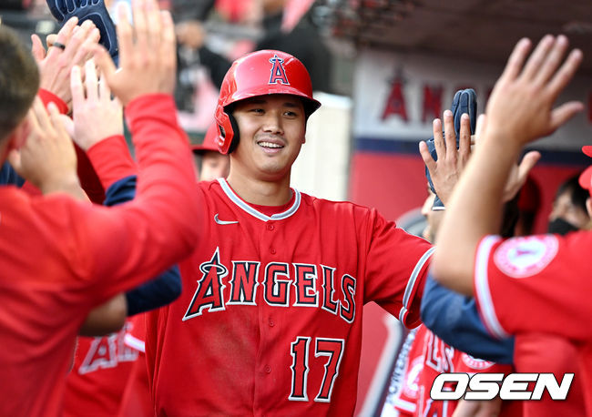 26일(이하 한국시간) 미국 캘리포니아주 애너하임 에인절 스타디움에서 ‘2022 메이저리그(MLB)' LA 에인절스와 텍사스 레인저스의 경기가 열렸다.1회말 1사 2루 상황 에인절스 앤서니 렌던의 동점 1타점 적시타 때 홈을 밟은 오타니가 더그아웃 동료들과 하이파이브를 나누고 있다. 2022.05.26 /dreamer@osen.co.kr