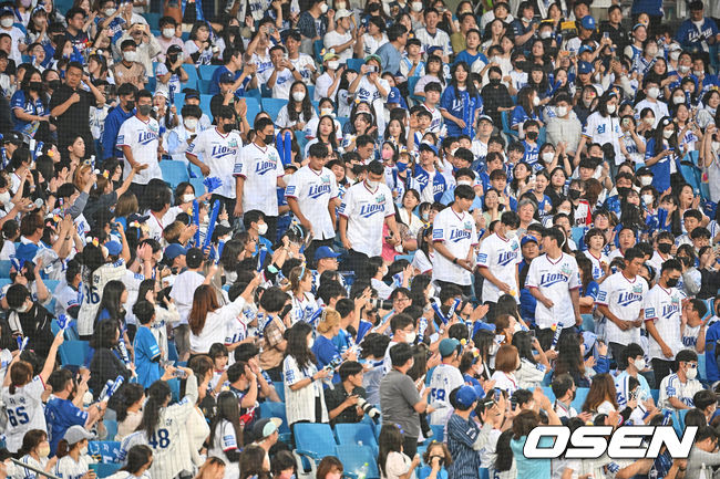 삼성 라이온즈 2023년 루키들이 인사를 위해 관중석 앞 무대로 내려가자 팬들이 박수를 치며 환호하고 있다. 2022.10.01 / foto0307@osen.co.kr