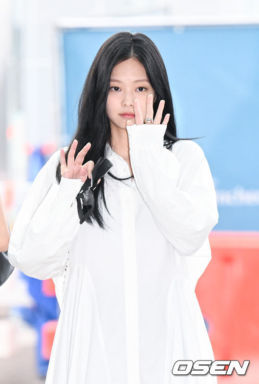 그룹 블랙핑 제니가 출국에 앞서 포즈를 취하고 있다.  2022.08.25 / soul1014@osen.co.kr