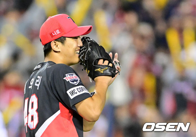 4일 오후 서울 잠실야구장에서 '2022 신한은행 SOL KBO 리그' LG 트윈스와 KIA 타이거즈의 경기가 열렸다.5회말 2사 만루의 위기를 넘긴 KIA 이의리가 미소짓고 있다. 2022.10.04 /jpnews@osen.co.kr