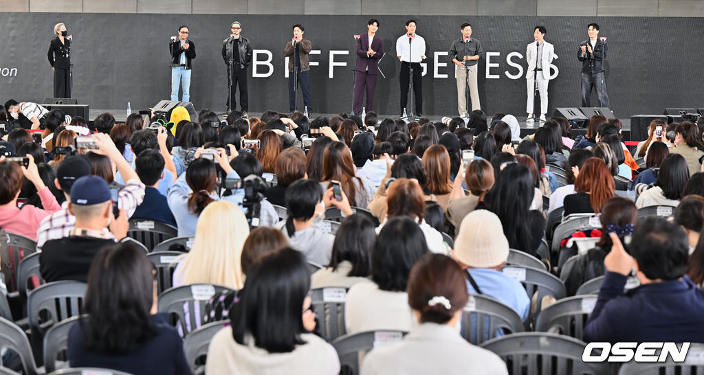 7일 부산 해운대구 센텀시티 영화의 전당 야외무대에서 영화 '한산:용의 출현' 야외 무대인사가 진행됐다.  김한민 감독, 변요한, 김성규, 옥택연, 박재민, 박훈, 윤진영, 이서준이 인사를 하고 있다. 2022.10.07 / foto0307@osen.co.kr