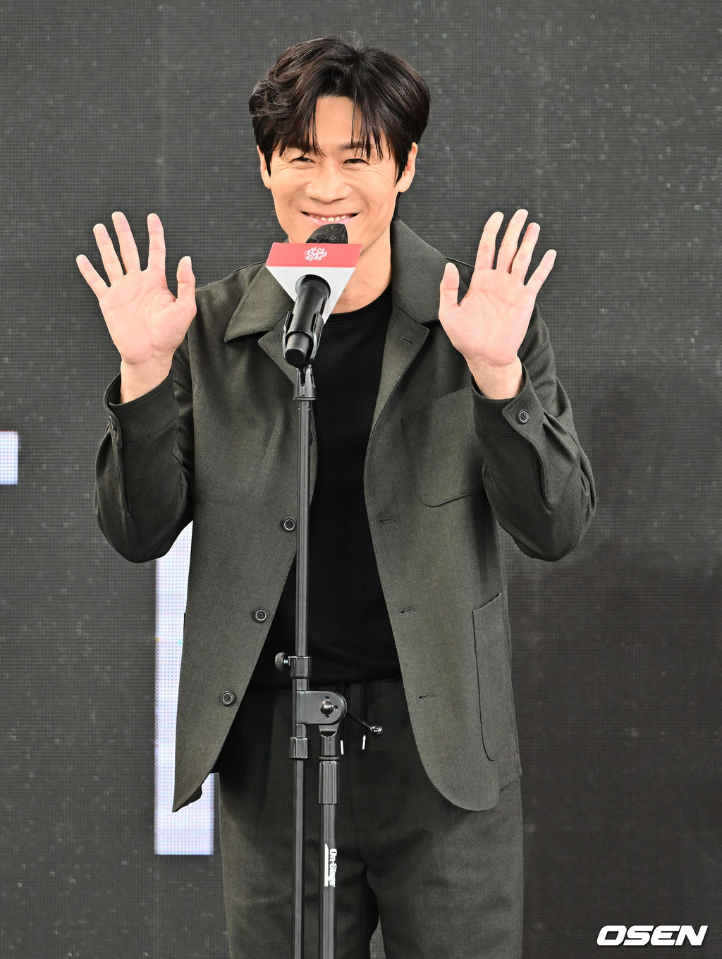7일 부산 해운대구 센텀시티 영화의 전당 야외무대에서 영화 '몸값' 야외 무대인사가 진행됐다.  진선규가 인사를 하고 있다. 2022.10.07 / foto0307@osen.co.kr
