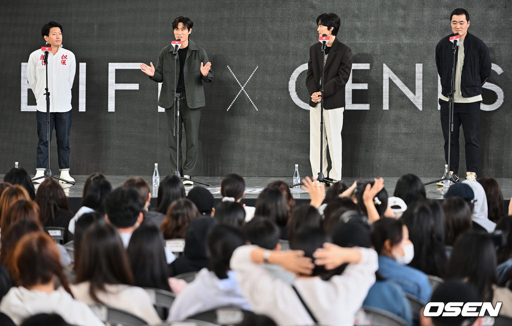  7일 부산 해운대구 센텀시티 영화의 전당 야외무대에서 영화 '몸값' 야외 무대인사가 진행됐다.  전우성 감독, 진선규, 장률이 인사를 하고 있다. 2022.10.07 / foto0307@osen.co.kr