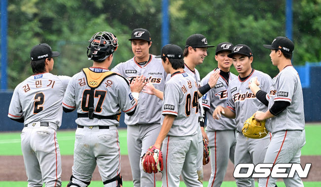 13일 오후 전남 함평기아챌린저스필드에서  열린 ‘2022 KBO 퓨처스리그’ KIA 타이거즈와 한화 이글스의 경기, 한화가 11-2로 승리하며 파죽의 13연승을 달렸다.경기를 마치고 승리한 한화 선수들이 인사를 나누고 있다. 2022.09.13 / dreamer@osen.co.kr