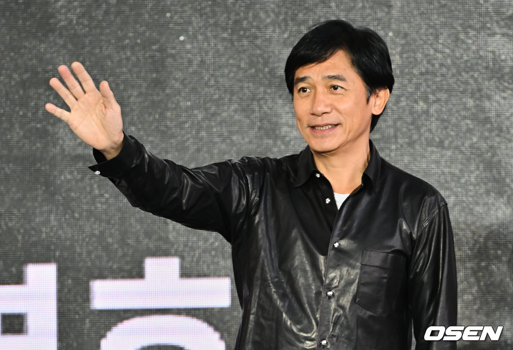 7일 부산 해운대구 센텀시티 영화의 전당 야외무대에서 양조위의 화양연화, 오픈토크 및 핸드프린팅 행사가 진행됐다. 양조위가 인사를 하고 있다. 2022.10.07 / foto0307@osen.co.kr