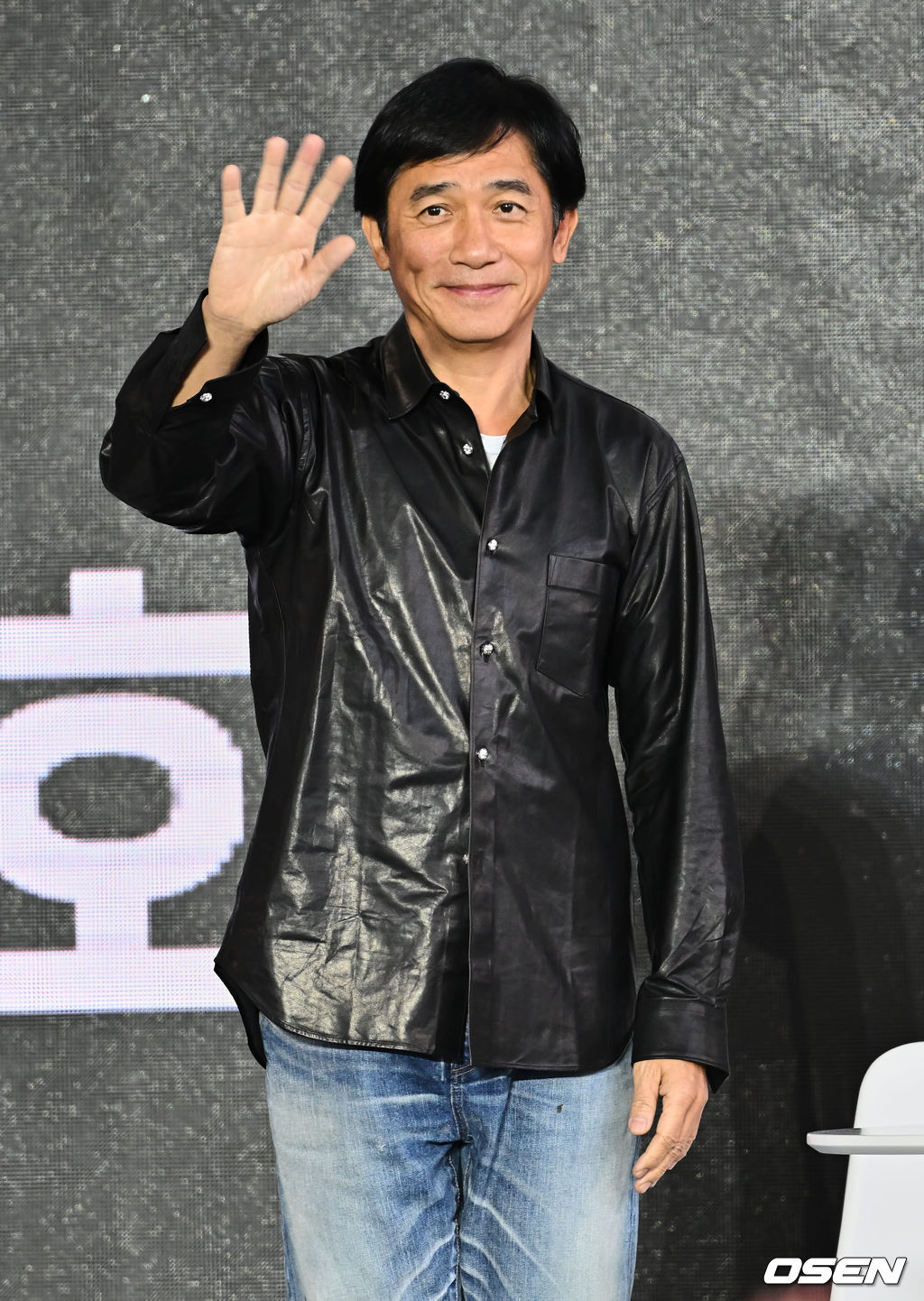 7일 부산 해운대구 센텀시티 영화의 전당 야외무대에서 양조위의 화양연화, 오픈토크 및 핸드프린팅 행사가 진행됐다. 양조위가 인사를 하고 있다. 2022.10.07 / foto0307@osen.co.kr