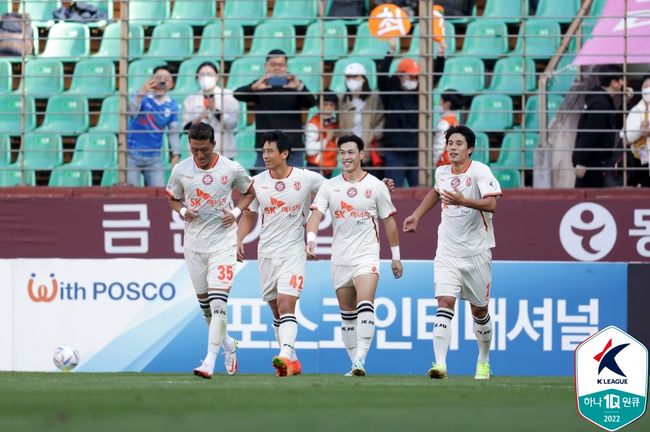 [사진] (왼쪽에서 3번째) 이창민 / 한국프로축구연맹.