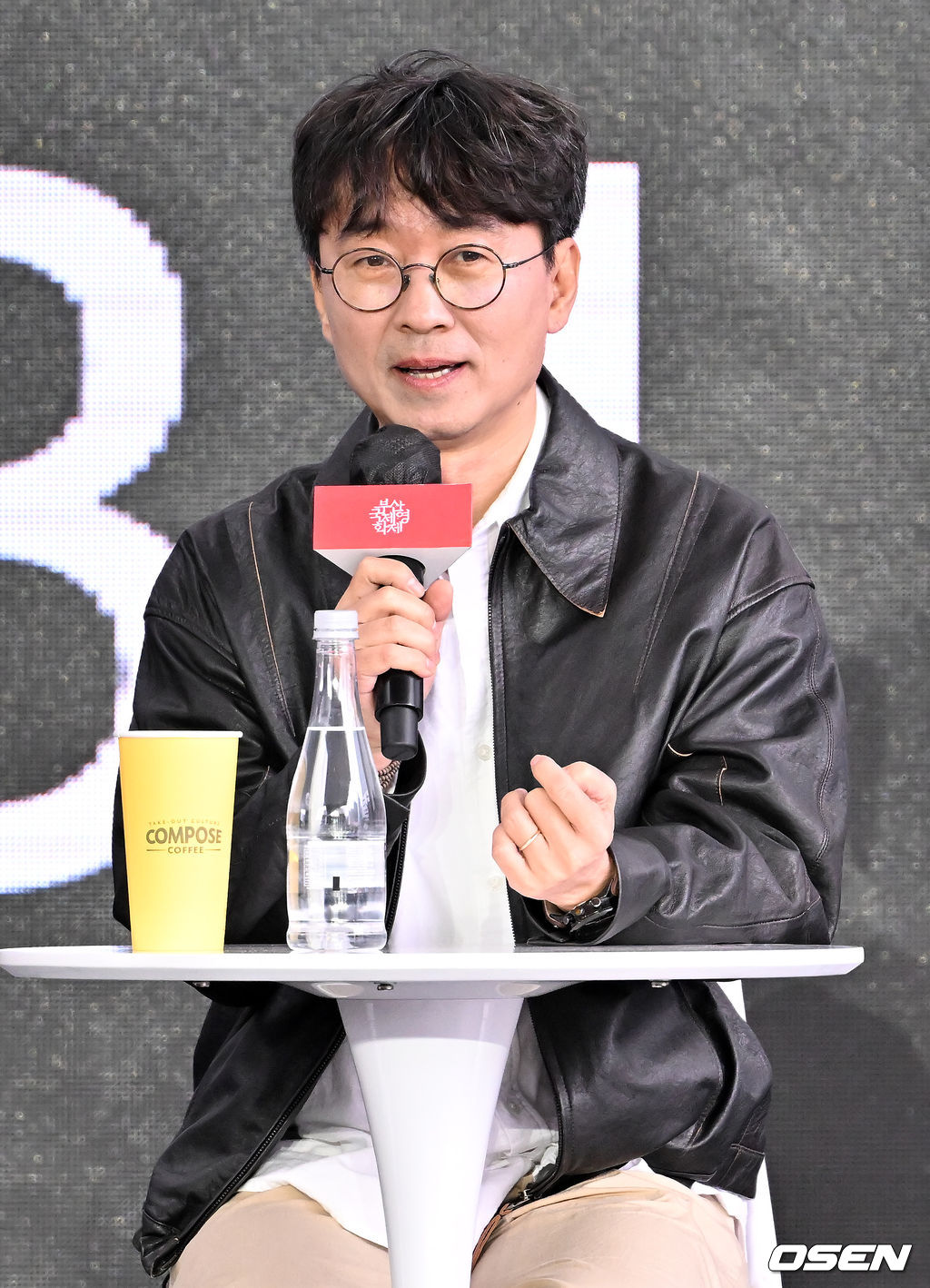 9일 부산 해운대구 센텀시티 영화의 전당 야외무대에서 '제27회 부산국제영화제(BIFF)' 초청작 '오픈 더 도어' 오픈토크 행사가 진행됐다.장항준 감독이 관객과의 대화를 하고 있다. 2022.10.09 / rumi@osen.co.kr