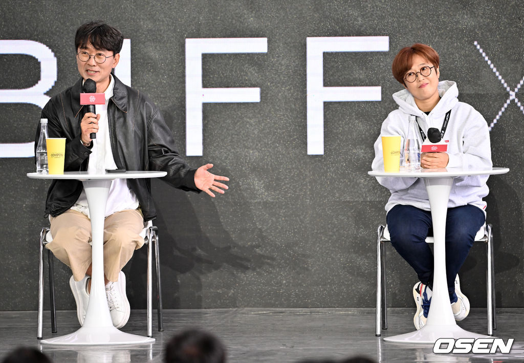 9일 부산 해운대구 센텀시티 영화의 전당 야외무대에서 '제27회 부산국제영화제(BIFF)' 초청작 '오픈 더 도어' 오픈토크 행사가 진행됐다.장항준 감독과 제작자 송은이가 관객과의 대화를 하고 있다. 2022.10.09 / rumi@osen.co.kr