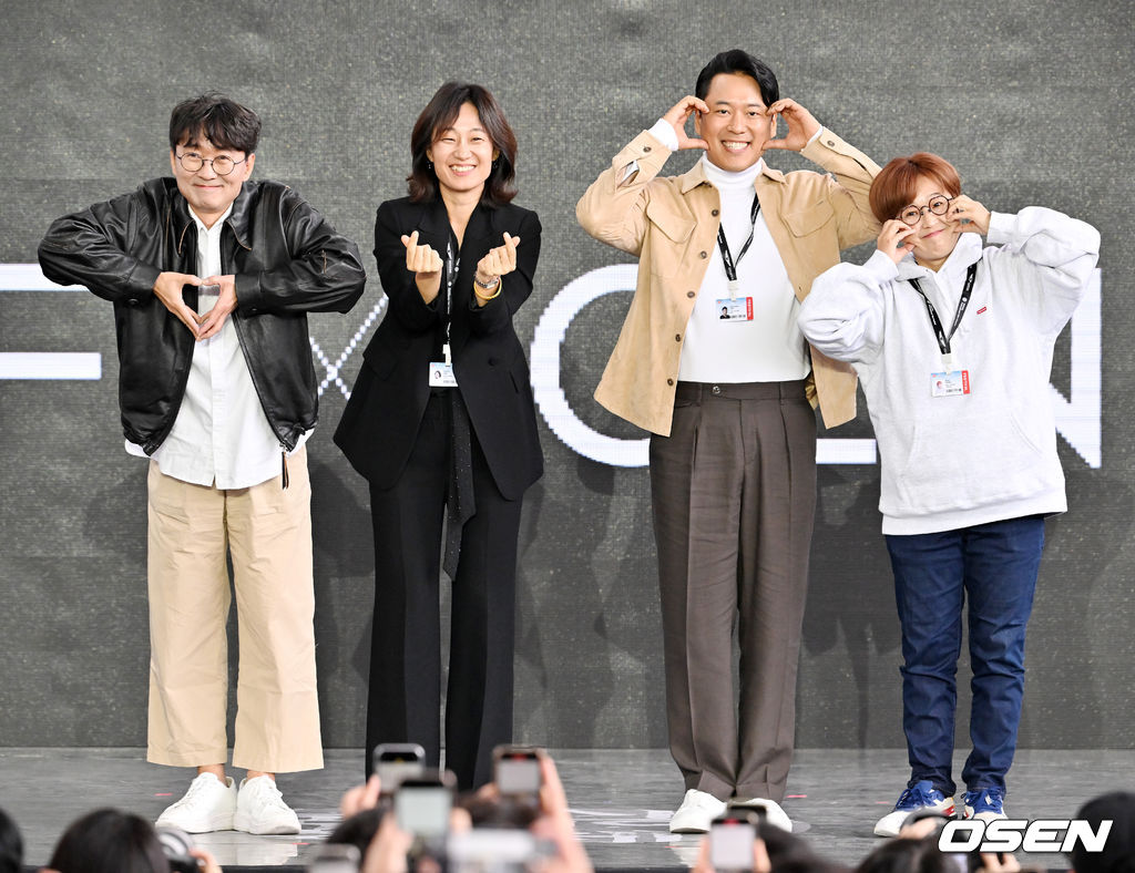 9일 부산 해운대구 센텀시티 영화의 전당 야외무대에서 '제27회 부산국제영화제(BIFF)' 초청작 '오픈 더 도어' 오픈토크 행사가 진행됐다.장항준 감독과 배우 김수진, 이순원, 제작자 송은이가 관객과의 대화를 마치고 포토타임을 갖고 있다. 2022.10.09 / rumi@osen.co.kr