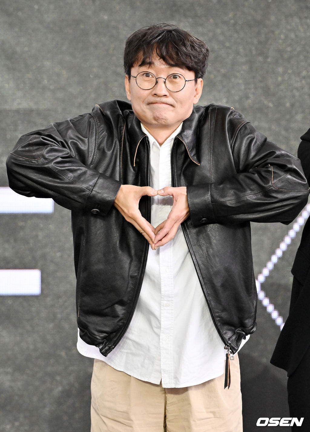 9일 부산 해운대구 센텀시티 영화의 전당 야외무대에서 '제27회 부산국제영화제(BIFF)' 초청작 '오픈 더 도어' 오픈토크 행사가 진행됐다.  장항준 감독이 관객과의 대화를 마치고 포토타임을 갖고 있다. 2022.10.09 / rumi@osen.co.kr