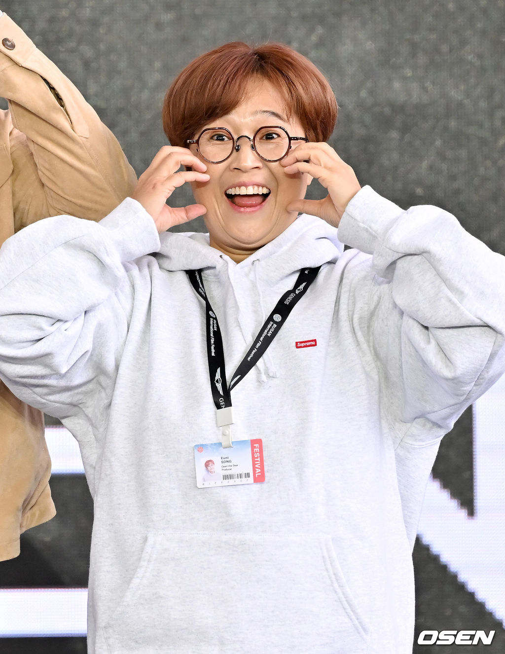 9일 부산 해운대구 센텀시티 영화의 전당 야외무대에서 '제27회 부산국제영화제(BIFF)' 초청작 '오픈 더 도어' 오픈토크 행사가 진행됐다.  제작자 송은이가 관객과의 대화를 마치고 포토타임을 갖고 있다. 2022.10.09 / rumi@osen.co.kr