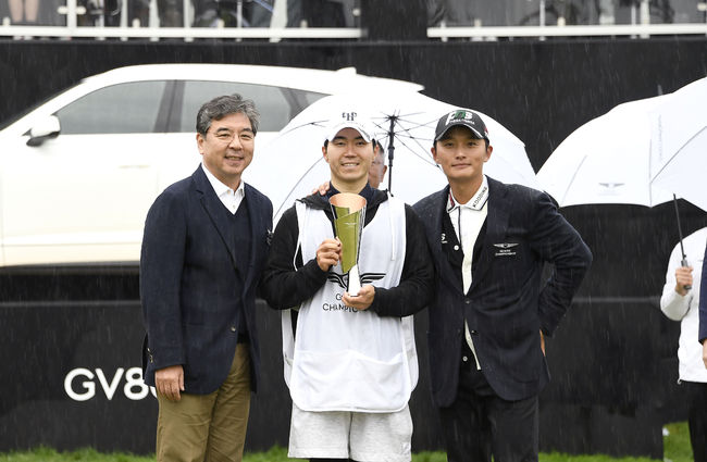 왼쪽부터 제네시스 장재훈 사장, 김재민 캐디, ‘2022 제네시스 챔피언십’ 우승자 김영수 선수.