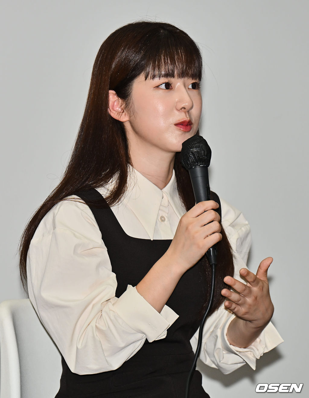 9일 부산 해운대구 영화진흥위원회 시사실에서 제27회 부산국제영화제 영화 ‘너와 나’의 관객과의 대화(Guest Visit, GV)가 열렸다. 박혜수가 인사를 하고 있다. 2022.10.09 / foto0307@osen.co.kr