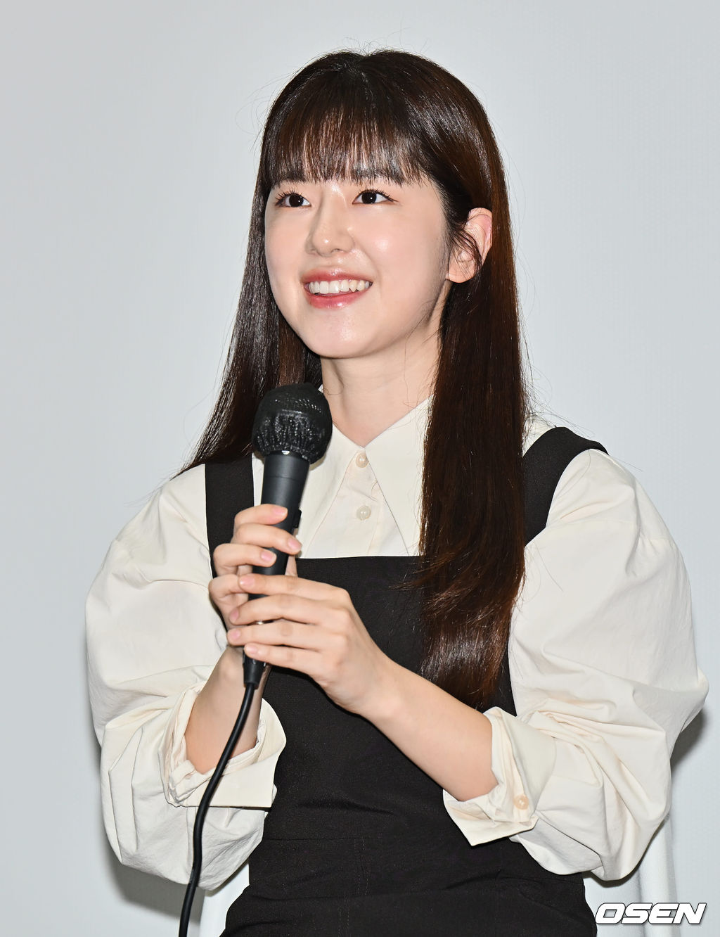 9일 부산 해운대구 영화진흥위원회 시사실에서 제27회 부산국제영화제 영화 ‘너와 나’의 관객과의 대화(Guest Visit, GV)가 열렸다. 박혜수가 인사를 하고 있다. 2022.10.09 / foto0307@osen.co.kr