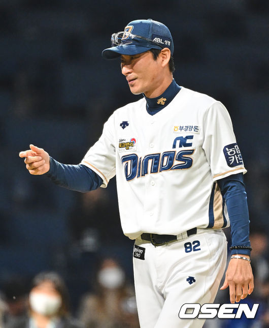 NC 강인권 감독대행이 승리 후 미소를 짓고 있다. 2022.09.28 / foto0307@osen.co.kr