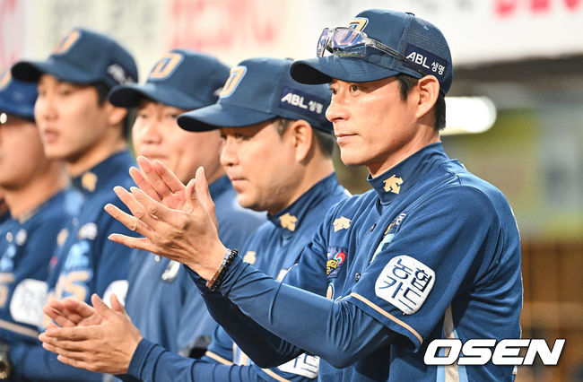 NC 강인권 감독대행이 박수를 보내고 있다. 2022.09.29 / foto0307@osen.co.kr