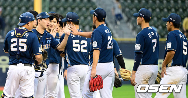 승리를 거둔 NC 선수들이 하이파이브를 나누고 있다. 2022.10.02 / dreamer@osen.co.kr