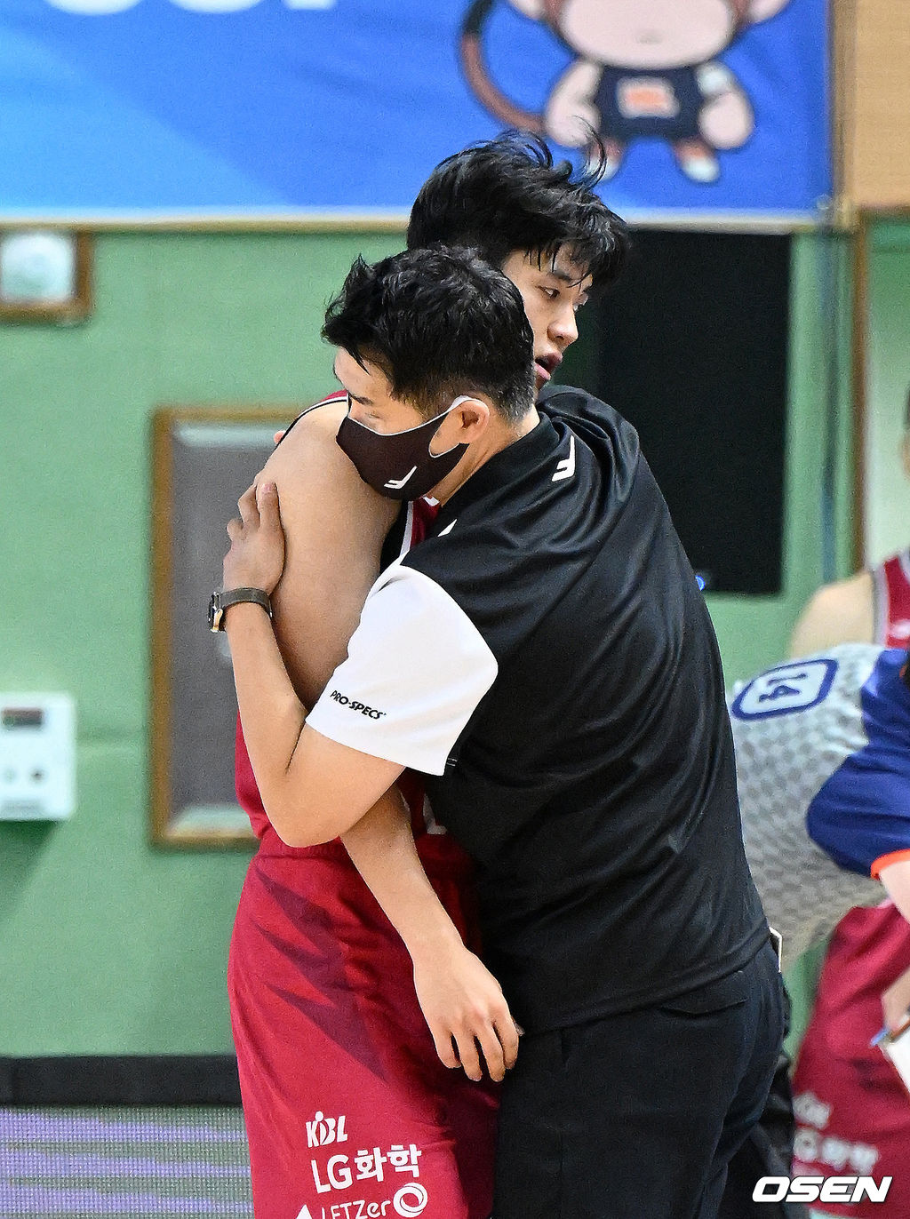 격렬한 분위기를 빠르게 안정시킨 두 감독의 부드러운 카리스마