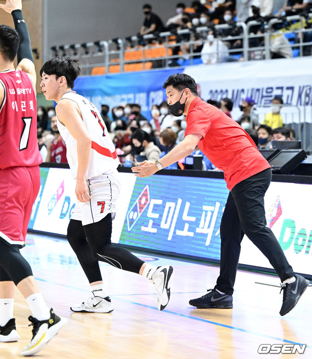 격렬한 분위기를 빠르게 안정시킨 두 감독의 부드러운 카리스마