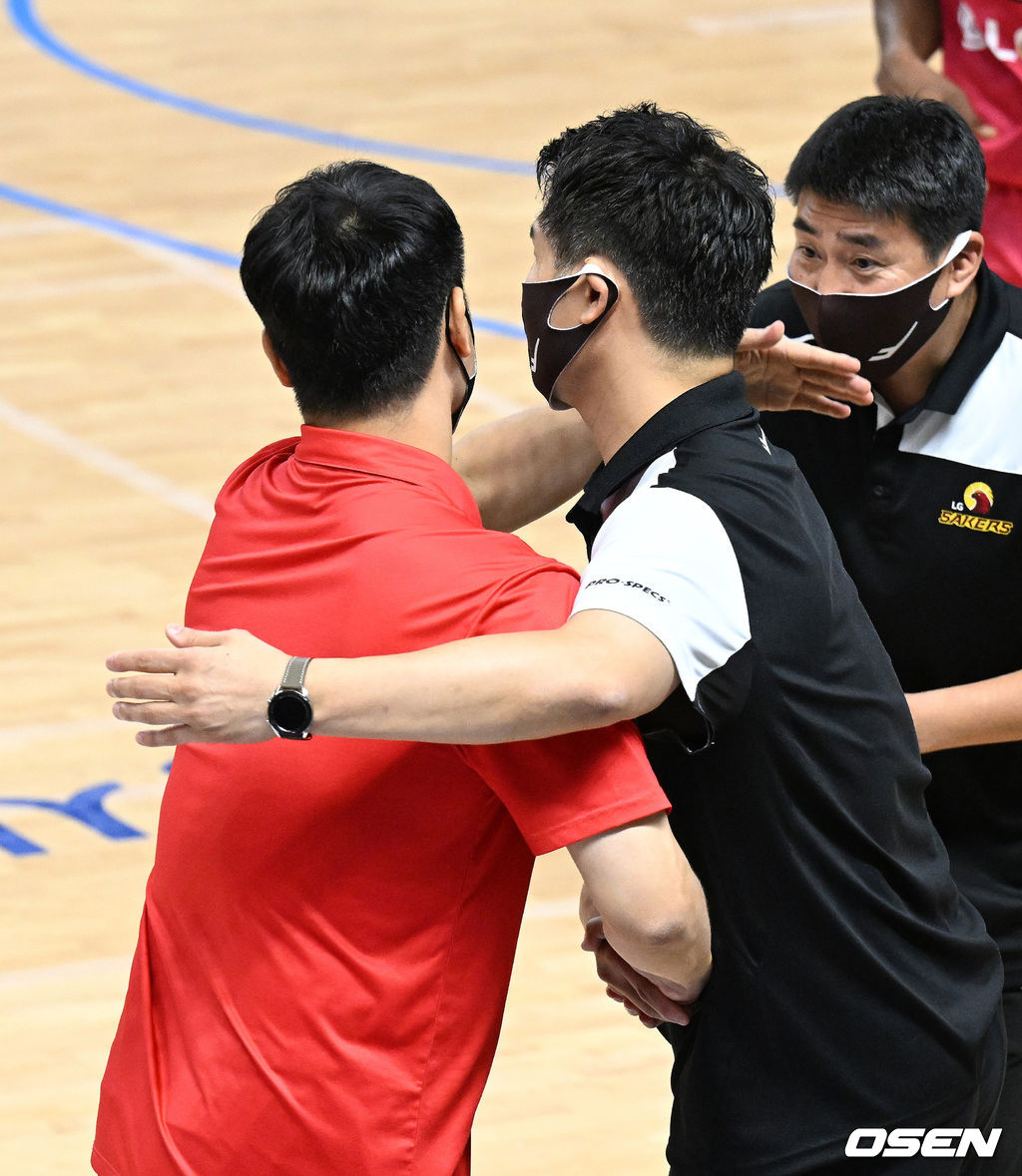 앞으로의 대결도 기대하게 만든 형제 감독의 첫 맞대결