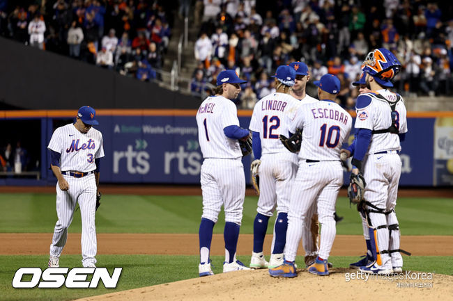 [사진] 뉴욕 메츠 마무리 에드윈 디아즈(왼쪽)가 마운드에 오르고 있다. ⓒGettyimages(무단전재 및 재배포 금지)