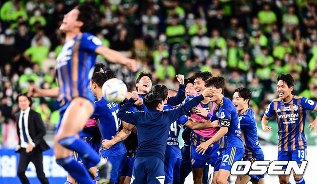 울산 현대는 8일 울산문수구장에서 열린 하나원큐 K리그 1 2022 35라운드 전북 현대와 ‘현대가 더비’서 2-1 역전승을 거뒀다. <br /><br />경기 종료 후 울산 선수들이 승리를 기뻐하고 있다. 2022.10.08 /cej@osen.co.kr