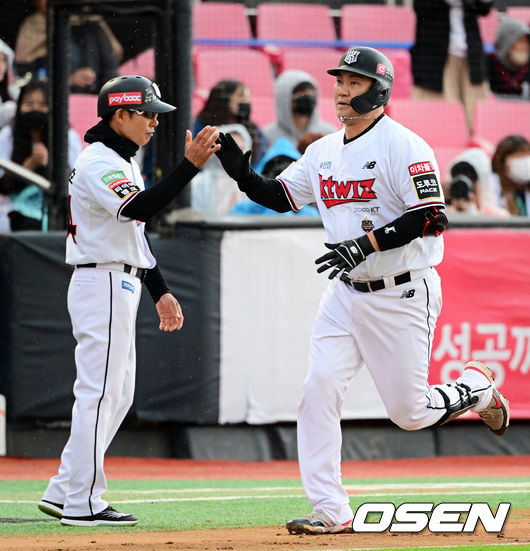 4회말 무사 1,3루에서 KT 장성우가 역전 스리런포를 날리고 최만호 코치와 기뻐하고 있다. 2022.10.10 /jpnews@osen.co.kr