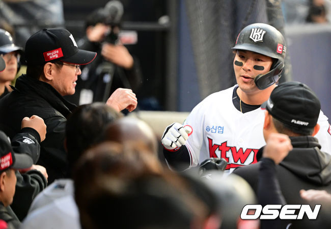 8회말 2사 1루에서 KT 박병호가 좌중월 투런포를 날리고 이강철 감독과 기뻐하고 있다. 2022.10.10 /jpnews@osen.co.kr
