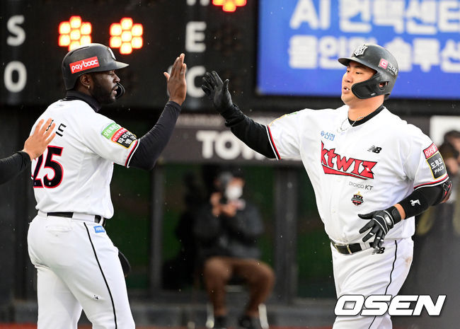 4회말 무사 1,3루에서 KT 장성우가 역전 스리런포를 날리고 알포드와 하이파이브를 하고 있다. 2022.10.10 /jpnews@osen.co.kr