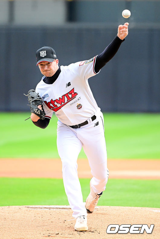 1회초 KT 벤자민이 역투하고 있다. 2022.10.10 /jpnews@osen.co.kr