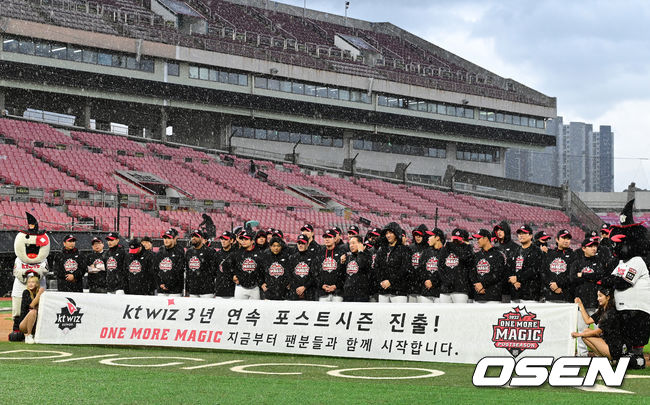 경기를 마치고 KT 포스트시즌 출정식이 열렸다. 기념 촬영하는 KT 선수단. 2022.10.10 /jpnews@osen.co.kr