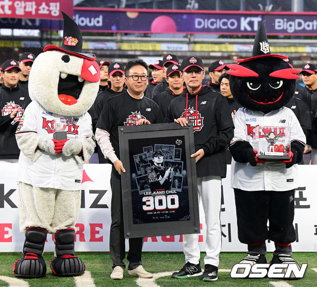 경기를 마치고 KT 이강철 감독의 300승 기념 시상식이 진행되고 있다. 2022.10.10 /jpnews@osen.co.kr