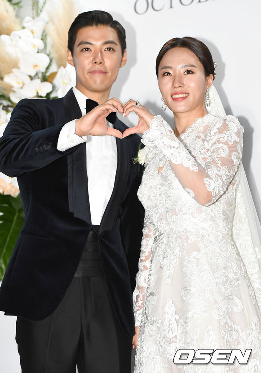 강남-이상화 커플이 결혼식을 마친 뒤 포토타임을 하고 있다. /dreamer@osen.co.kr