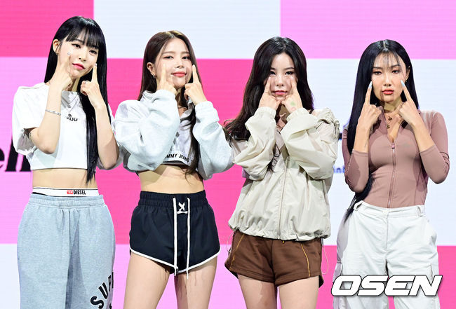 11일 오후 서울 광장동 예스24라이브홀에서 마마무 열두 번째 미니앨범 'MIC ON (마이크 온)' 발매 기념 쇼케이스가 열렸다.<br /><br />타이틀곡 'ILLELLA (일낼라)'는 짙은 브라스와 반복적인 기타 리프가 인상적인 레게 톤의 이국적인 곡으로, 찬란한 달빛 아래 같은 마음임을 확인한 두 사람의 강렬한 세레나데다. 중독성 짙은 멜로디와 은유적인 가사, 네 멤버의 매혹적인 목소리가 어우러져 마치 특별한 일이 일어날 것만 같은 설렘 가득한 밤을 기대하게 한다.<br /><br />마마무(솔라·문별·휘인·화사)가 포토타임을 하고 있다. 2022.10.11 /photo@osen.co.kr