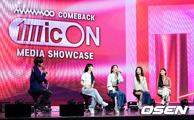 11일 오후 서울 광장동 예스24라이브홀에서 마마무 열두 번째 미니앨범 'MIC ON (마이크 온)' 발매 기념 쇼케이스가 열렸다.<br /><br />타이틀곡 'ILLELLA (일낼라)'는 짙은 브라스와 반복적인 기타 리프가 인상적인 레게 톤의 이국적인 곡으로, 찬란한 달빛 아래 같은 마음임을 확인한 두 사람의 강렬한 세레나데다. 중독성 짙은 멜로디와 은유적인 가사, 네 멤버의 매혹적인 목소리가 어우러져 마치 특별한 일이 일어날 것만 같은 설렘 가득한 밤을 기대하게 한다.<br /><br />마마무(솔라·문별·휘인·화사)가 간담회를 하고 있다. 2022.10.11 /photo@osen.co.kr