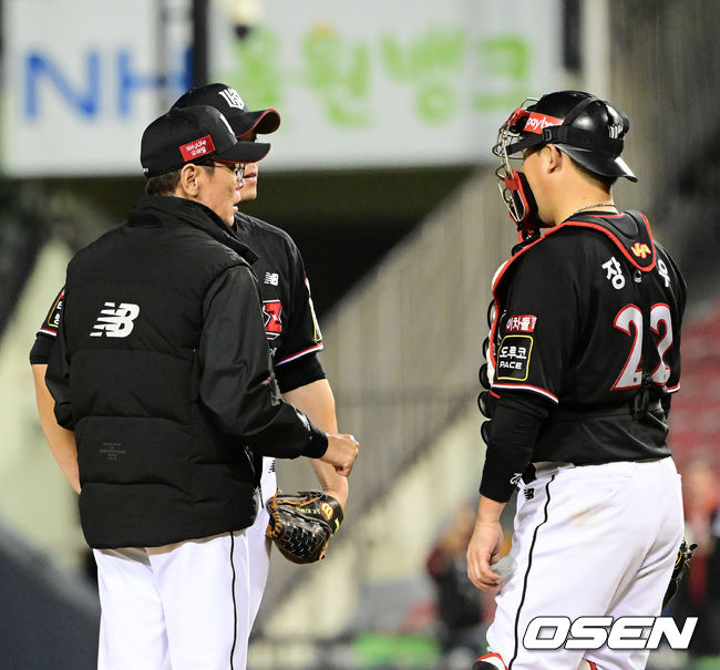 11일 오후 서울 잠실야구장에서 '2022 신한은행 SOL KBO 리그' LG 트윈스와 KT 위즈의 경기가 열렸다.9회말 무사 1,2루에서 KT 이강철 감독이 마운드에 올라 김재윤, 장성우와 이야기를 나누고 있다. 2022.10.11 /jpnews@osen.co.kr