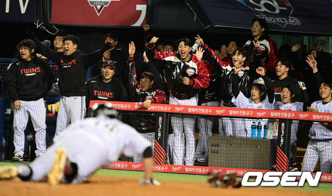 11일 오후 서울 잠실야구장에서 '2022 신한은행 SOL KBO 리그' LG 트윈스와 KT 위즈의 경기가 열렸다.9회말 1사 만루에서 LG 더그아웃의 선수들이 채은성의 희생플라이에 박해민이 동점 득점에 성공하자 열광하고 있다. 2022.10.11 /jpnews@osen.co.kr