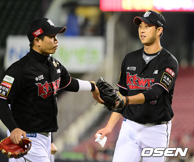 11일 오후 서울 잠실야구장에서 '2022 신한은행 SOL KBO 리그' LG 트윈스와 KT 위즈의 경기가 열렸다.6회말 2사 만루에서 KT 김민수가 LG 박해민을 유격수 플라이로 처리하며 박경수와 기뻐하고 있다. 2022.10.11 /jpnews@osen.co.kr