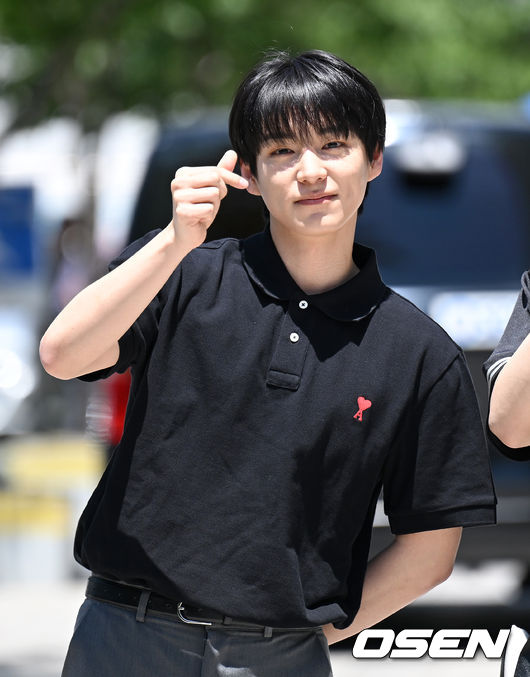 1일 서울 양천구 SBS 목동 사옥에서 SBS 라디오 파워FM '두시탈출 컬투쇼' 방송이 진행됐다.그룹 빅톤 허찬이 방송국으로 이동하며 인사를 하고 있다.  2022.06.01 /sunday@osen.co.kr