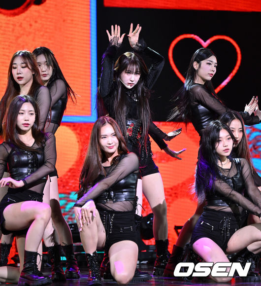 12일 오후 서울 광진구 예스24 라이브홀에서 가수 이채연의 첫 번째 미니 앨범 ‘허쉬 러쉬(HUSH RUSH)’ 발매 기념 쇼케이스가 열렸다.<br /><br />가수 이채연이 신곡 무대를 펼치고 있다. 2022.10.12 /sunday@osen.co.kr