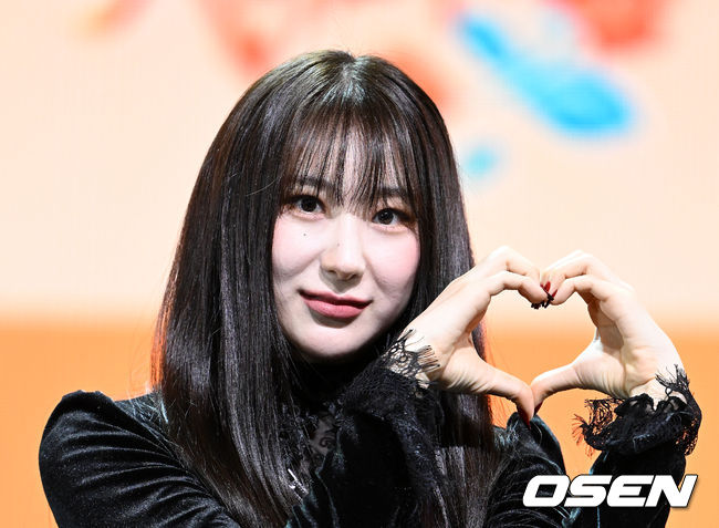 12일 오후 서울 광진구 예스24 라이브홀에서 가수 김채연의 첫 번째 미니 앨범 ‘허쉬 러쉬(HUSH RUSH)’ 발매 기념 쇼케이스가 열렸다.<br /><br />가수 김채연이 포토타임을 가지고 있다. 2022.10.12 /sunday@osen.co.kr