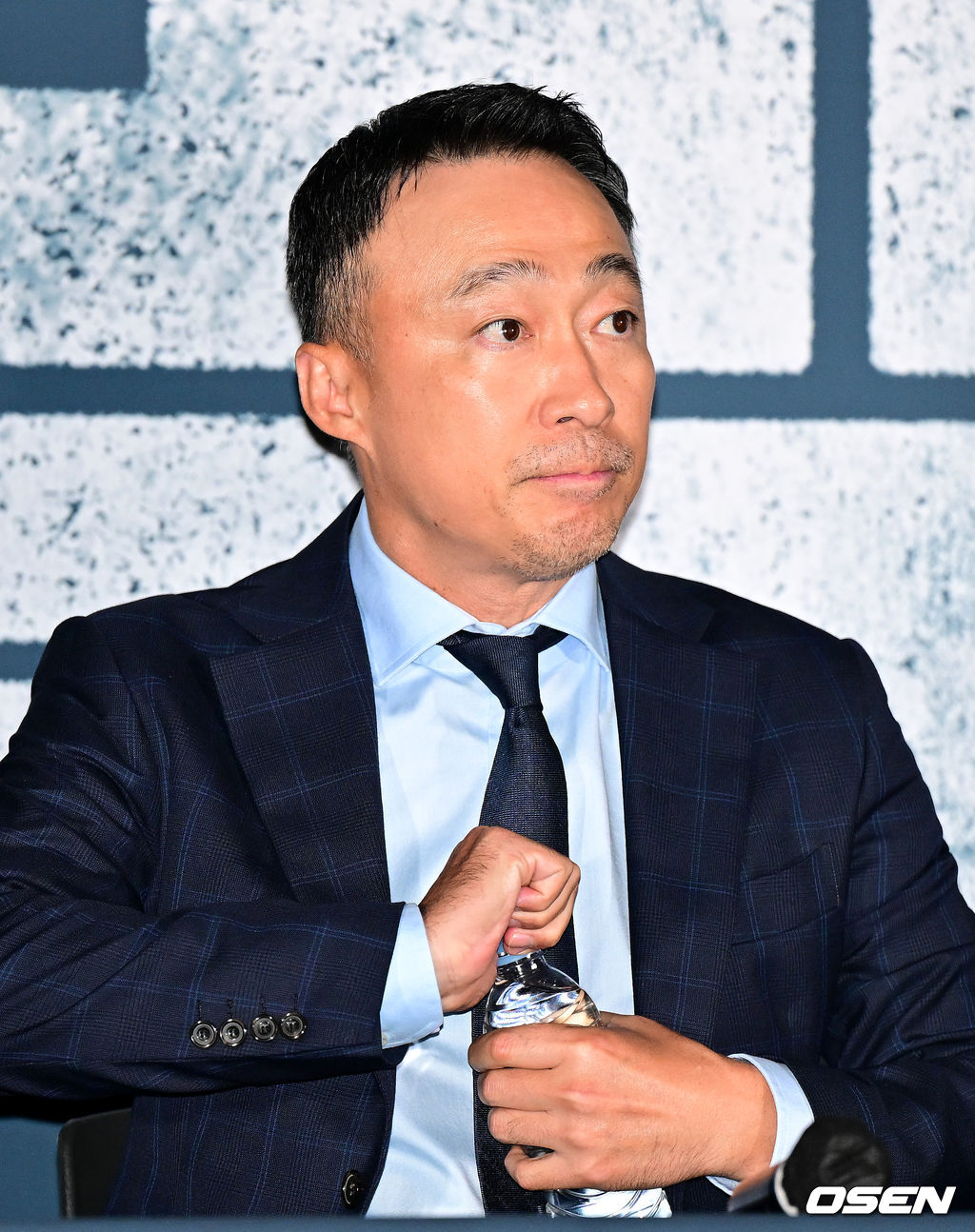 12일 오후 서울 용산 CGV에서 영화 ‘리멤버’ (감독 이일형) 언론시사회가 열렸다.  가족을 모두 죽게 만든 친일파를 찾아 60년간 계획한 복수를 감행하는 알츠하이머 환자 필주(이성민 분)와 의도치 않게 그의 복수에 휘말리게 된 20대 절친 인규(남주혁 분)의 이야기를 그린 영화 '리멤버'는 오는 26일 개봉된다.  배우 이성민이 간담회에 참석해 인사말을 준비하고 있다. 2022.10.12 / dreamer@osen.co.kr