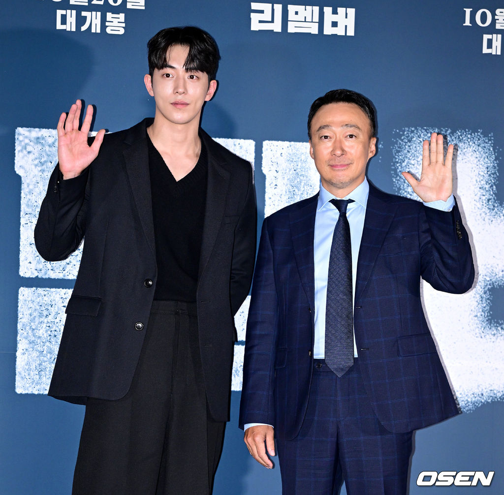 12일 오후 서울 용산 CGV에서 영화 ‘리멤버’ (감독 이일형) 언론시사회가 열렸다.가족을 모두 죽게 만든 친일파를 찾아 60년간 계획한 복수를 감행하는 알츠하이머 환자 필주(이성민 분)와 의도치 않게 그의 복수에 휘말리게 된 20대 절친 인규(남주혁 분)의 이야기를 그린 영화 '리멤버'는 오는 26일 개봉된다.배우 남주혁과 이성민(오른쪽)이 포토타임을 하고 있다. 2022.10.12 / dreamer@osen.co.kr