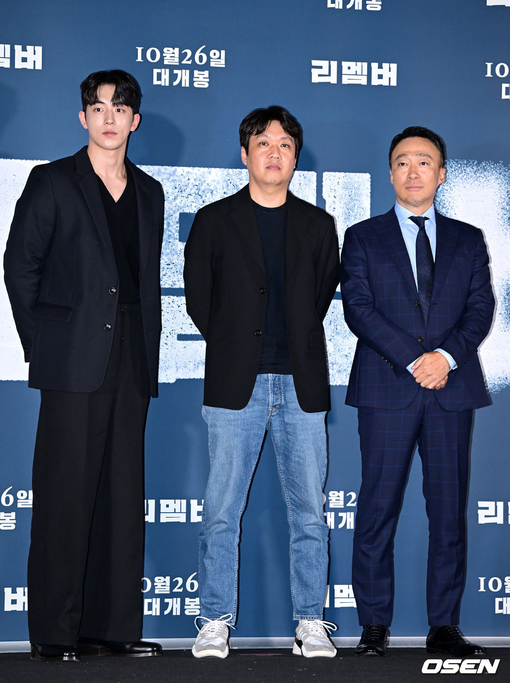 12일 오후 서울 용산 CGV에서 영화 ‘리멤버’ (감독 이일형) 언론시사회가 열렸다.  가족을 모두 죽게 만든 친일파를 찾아 60년간 계획한 복수를 감행하는 알츠하이머 환자 필주(이성민 분)와 의도치 않게 그의 복수에 휘말리게 된 20대 절친 인규(남주혁 분)의 이야기를 그린 영화 '리멤버'는 오는 26일 개봉된다.  배우 남주혁, 이일형 감독, 이성민(왼쪽부터)이 포토타임을 하고 있다. 2022.10.12 / dreamer@osen.co.kr