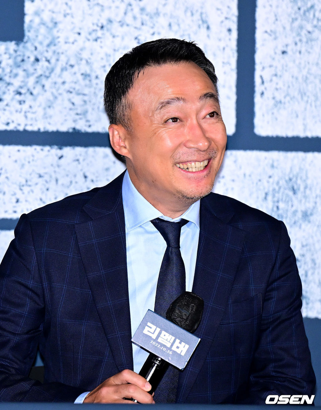 12일 오후 서울 용산 CGV에서 영화 ‘리멤버’ (감독 이일형) 언론시사회가 열렸다.  가족을 모두 죽게 만든 친일파를 찾아 60년간 계획한 복수를 감행하는 알츠하이머 환자 필주(이성민 분)와 의도치 않게 그의 복수에 휘말리게 된 20대 절친 인규(남주혁 분)의 이야기를 그린 영화 '리멤버'는 오는 26일 개봉된다.  배우 이성민이 취재진의 질문에 답하며 미소짓고 있다. 2022.10.12 / dreamer@osen.co.kr
