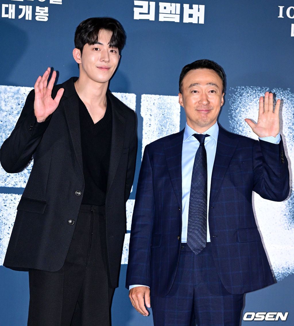12일 오후 서울 용산 CGV에서 영화 ‘리멤버’ (감독 이일형) 언론시사회가 열렸다. 가족을 모두 죽게 만든 친일파를 찾아 60년간 계획한 복수를 감행하는 알츠하이머 환자 필주(이성민 분)와 의도치 않게 그의 복수에 휘말리게 된 20대 절친 인규(남주혁 분)의 이야기를 그린 영화 '리멤버'는 오는 26일 개봉된다. 배우 남주혁과 이성민이 포토타임을 하고 있다. 2022.10.12 / dreamer@osen.co.kr