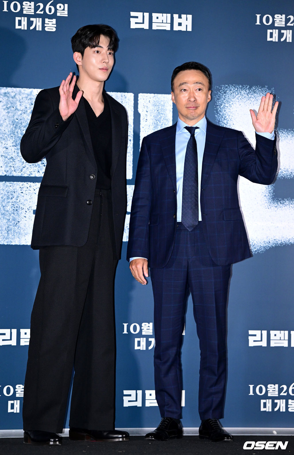 12일 오후 서울 용산 CGV에서 영화 ‘리멤버’ (감독 이일형) 언론시사회가 열렸다. 가족을 모두 죽게 만든 친일파를 찾아 60년간 계획한 복수를 감행하는 알츠하이머 환자 필주(이성민 분)와 의도치 않게 그의 복수에 휘말리게 된 20대 절친 인규(남주혁 분)의 이야기를 그린 영화 '리멤버'는 오는 26일 개봉된다. 배우 남주혁과 이성민이 포토타임을 하고 있다. 2022.10.12 / dreamer@osen.co.kr